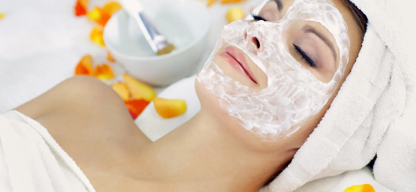 /img/32262-sunscreen-face.webp