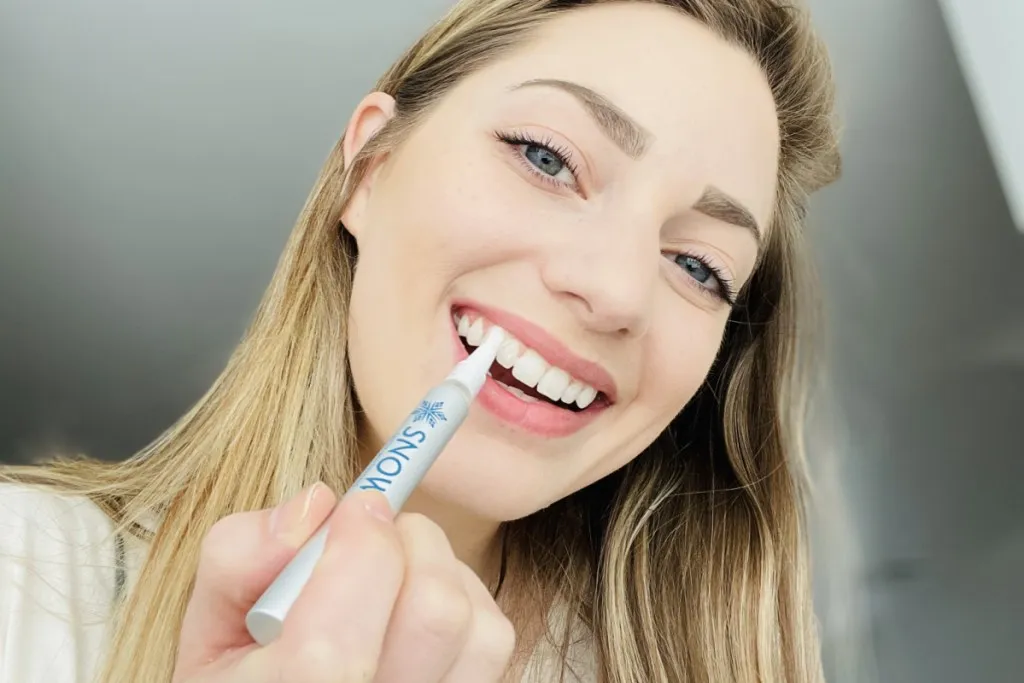 /img/32322-teeth-whitening-alternatives.webp