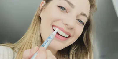 /img/32322-teeth-whitening-alternatives.webp