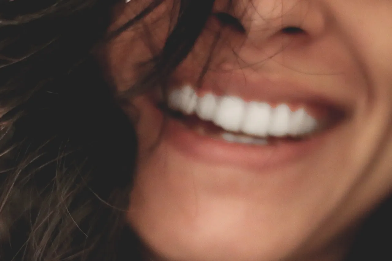 /img/32334-maintaining-bright-smile.webp
