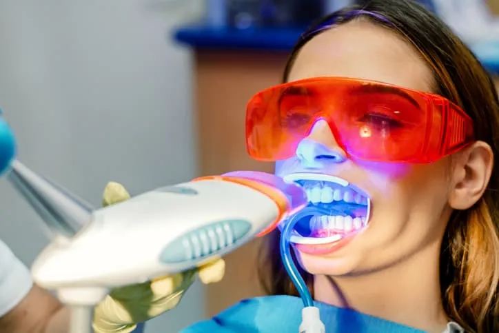 /img/32377-consulting-dentist-teeth-whitening.webp